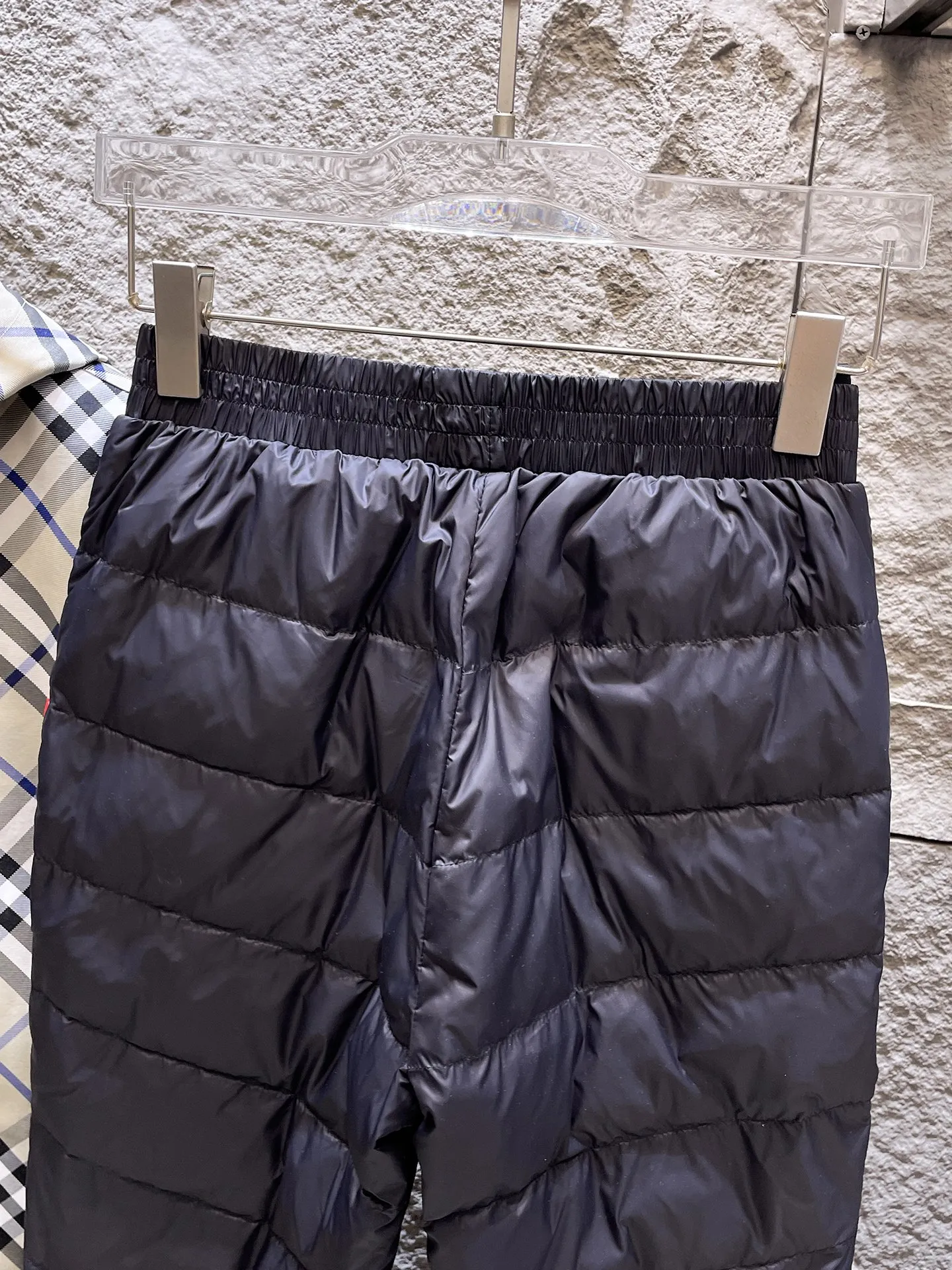 P490 Big Goose🇨🇦🌹25 new autumn and winter thickened warm down pants are here🔥Winter essential outdoor windproof, lockable and warm. Made of professional-grade outdoor windproof, waterproof and breathable fabric. Lining 90% white duck down filling. Lightweight design. Lightweight and warm. Seamless gluing process on the inside. Made of light and gall-free anti-drilling fabric to effectively prevent velvet running. Original hardware accessories. Classic logo matching. Simple and versatile, the upper body is stylish and not bloated. The style is the same for men and women! Size: M-3XL.